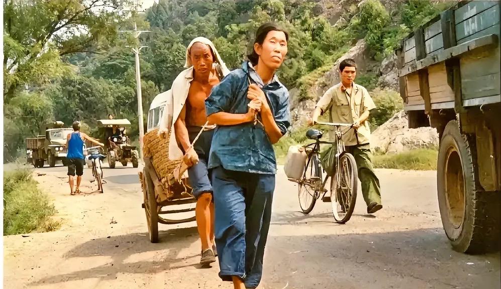 1988年，在洛阳的街头，一个朴实而热闹的场景上演着。一对夫妻，男人在前，女人在