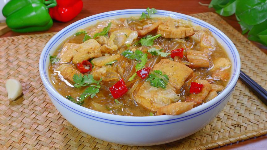 白菜炖豆腐时，先炒白菜还是先炖豆腐？大厨教你正确方法，炖一锅不够吃