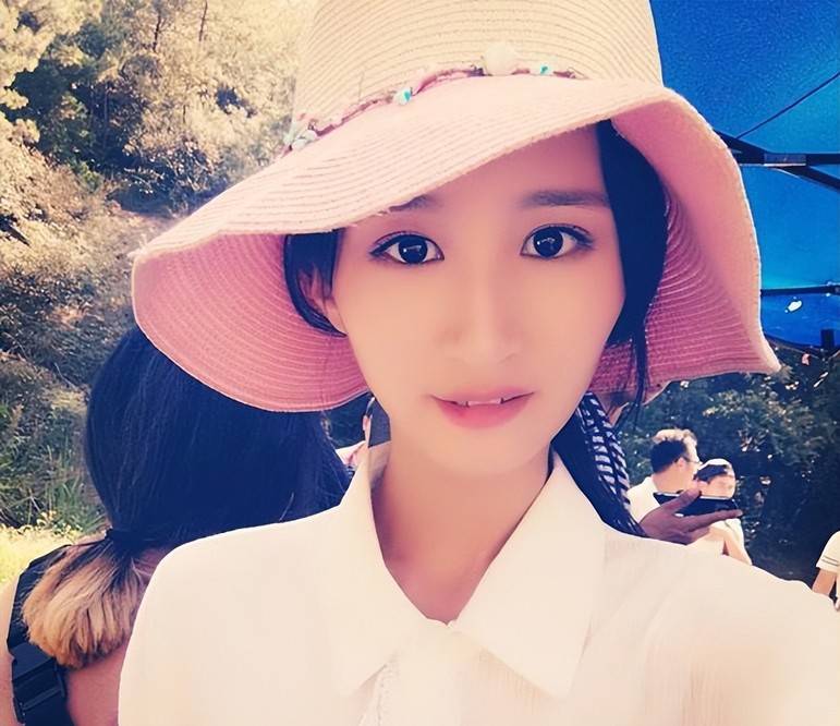 特别想离婚，我老公十分木讷，不会甜言蜜语，没有惊喜浪漫，他最大的爱好是看书，出去