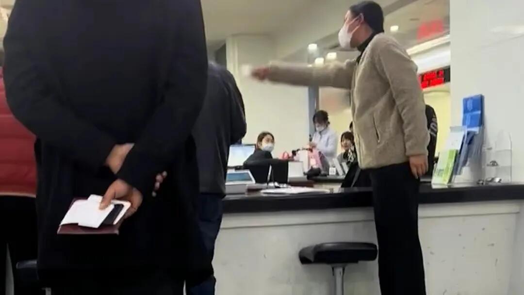 江苏一服务大厅内，一女子愤怒的质问工作人员，我按照你们要求吧所有证件都带来了，你