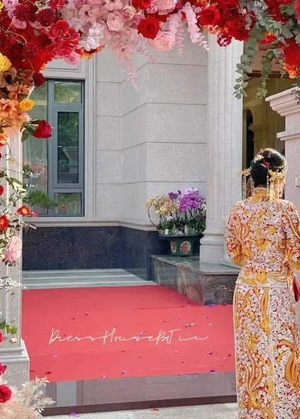 我弟弟当年结婚，嫂子给了6000元红包，她们一家三口都来了。他儿子结婚时我回了9