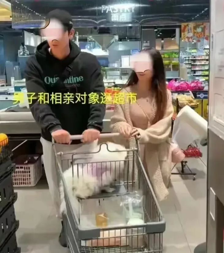 男子和女子相亲，见面相约在超市，女子拿了六个榴莲，男子看到女子拿六个榴莲，一句话