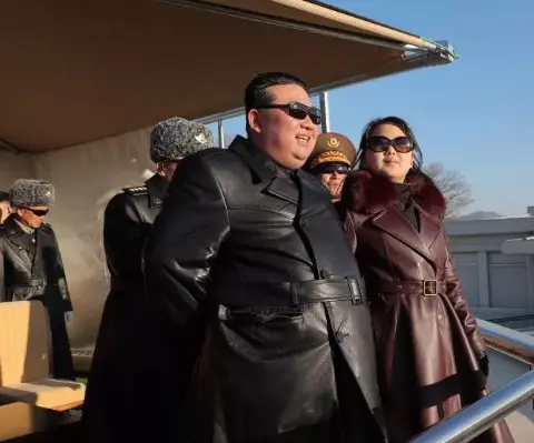 这父女二个都是会投胎，有老爸的风范了。
