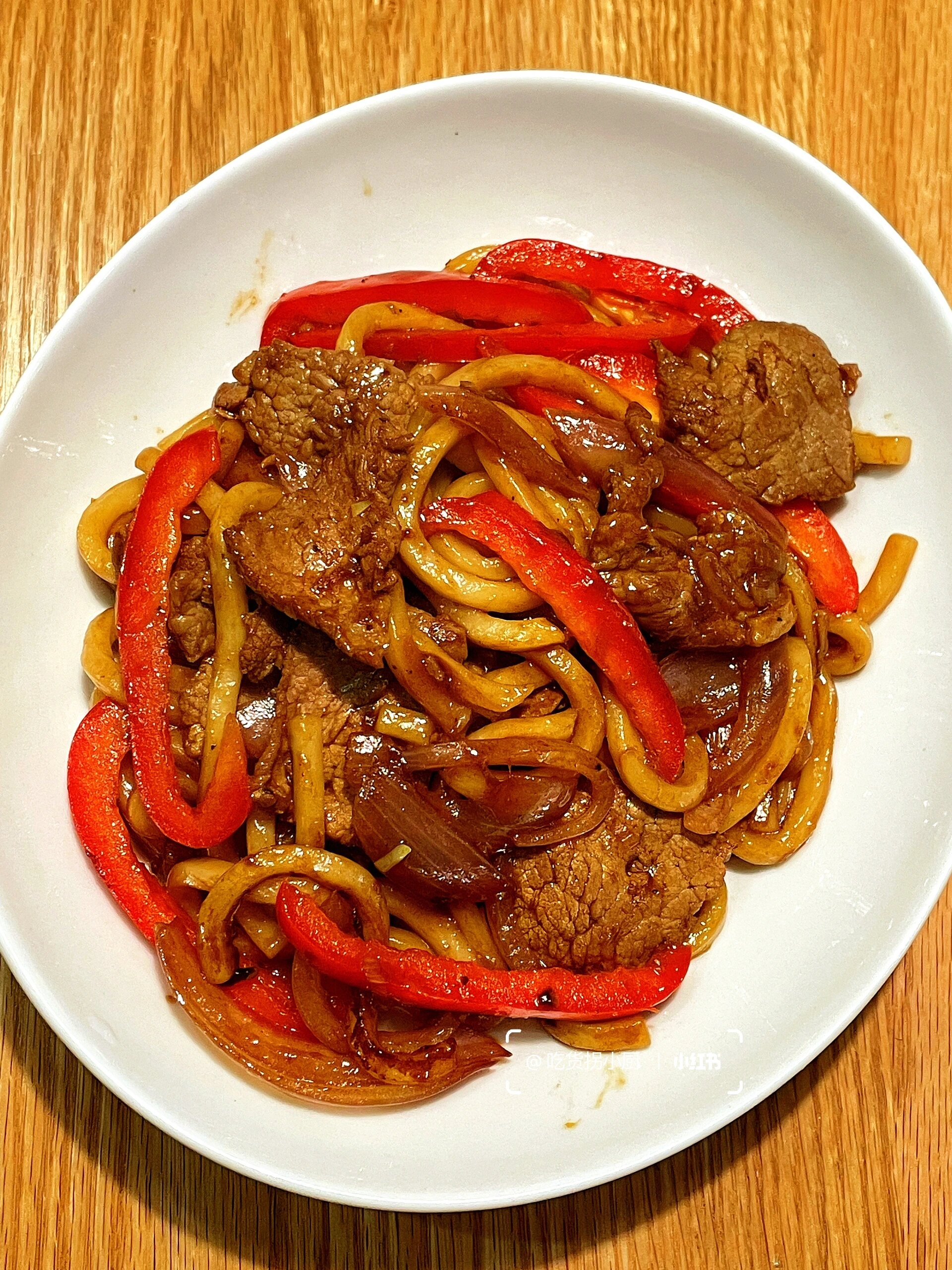 冷冷的冬天，来盘牛肉炒乌冬，简直是太幸福啦。
做法也很简单，赶快学起来吧！
食材