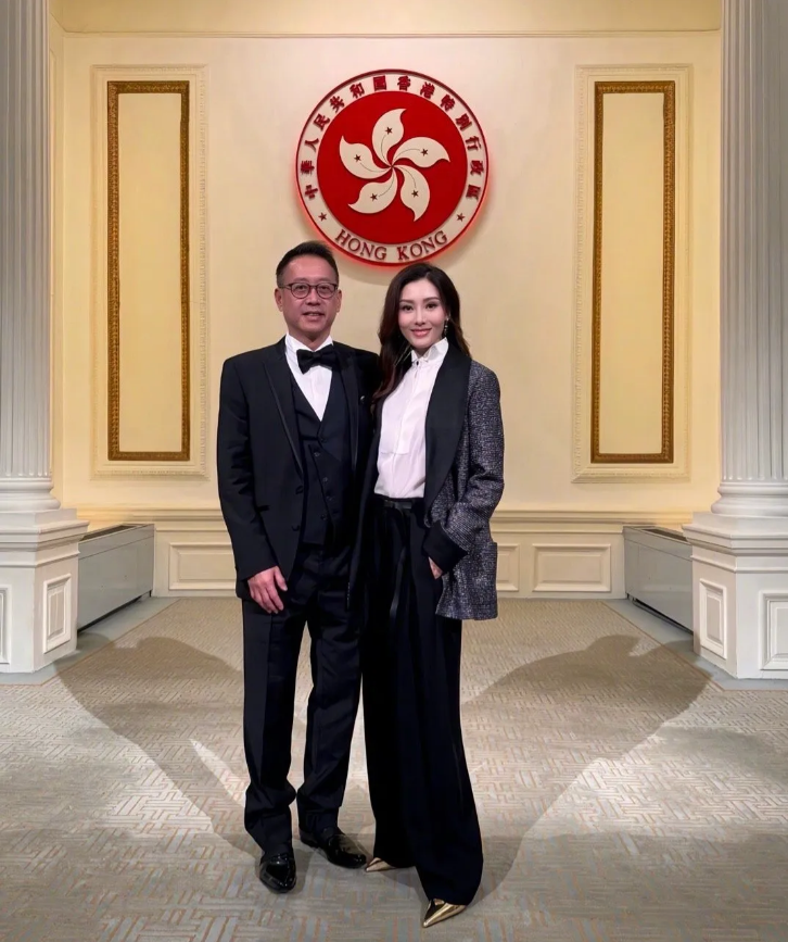 李嘉欣的衣品一直很糟糕，金色鞋子太丑了！
她跟老公许晋亨一起参加筹款晚宴，李嘉欣