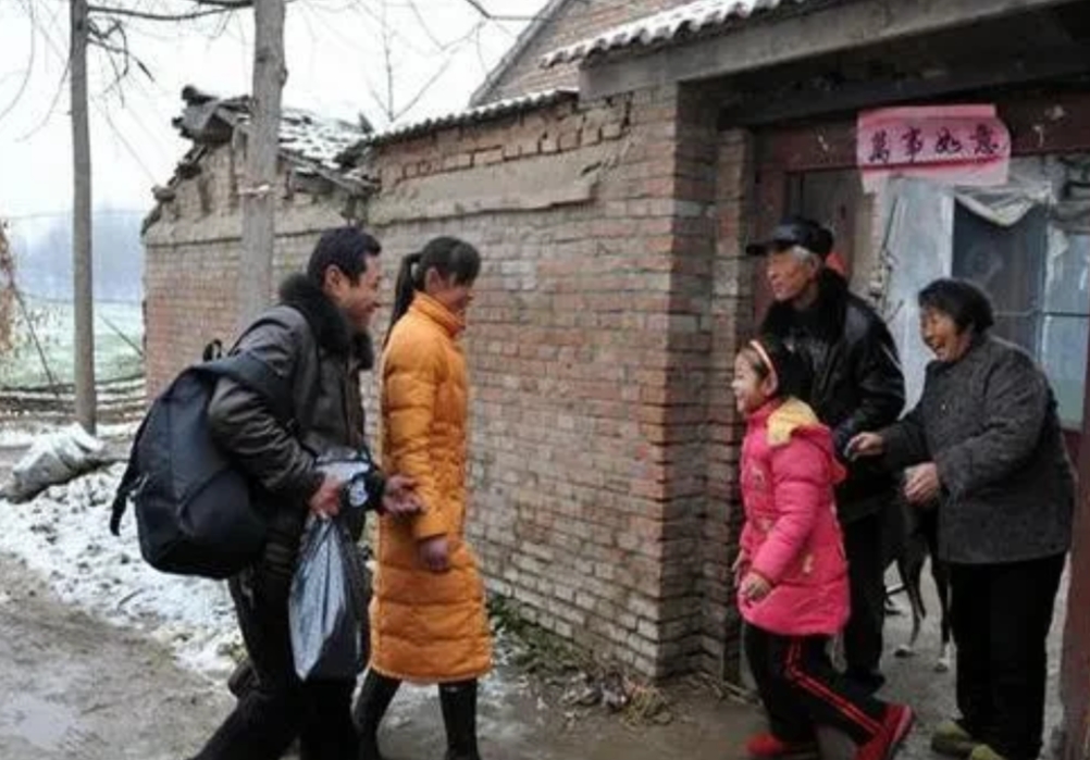 辈分高说明什么？
说明世代穷。
过年我带着老婆回老家，遇到熟人都亲切地打招呼。
