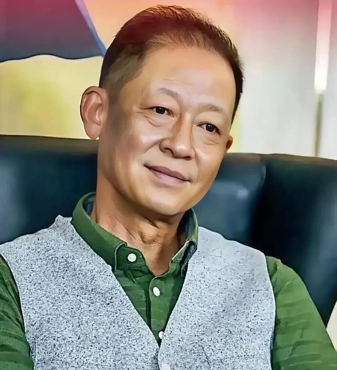 王志文说：“一个男人不吸烟、不喝酒、不嫖娼、不赌博，性格内向，不喜欢社交，不参加