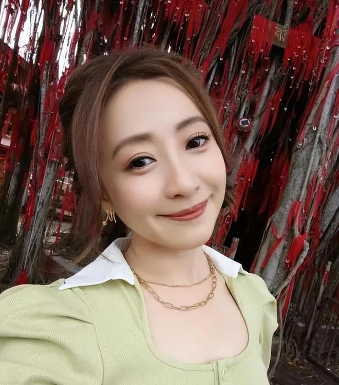 知名女星剧组吹头发猝死，倒地挣扎30分钟，网友猜测其死因

知名女歌手庄群施于1