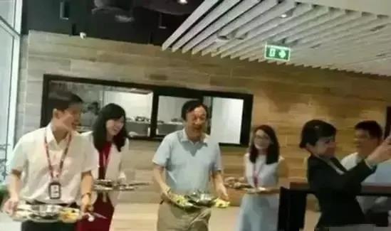 华为创始人——任正菲
      平常一日三餐都坚持在职工食堂与普通员工一起用餐