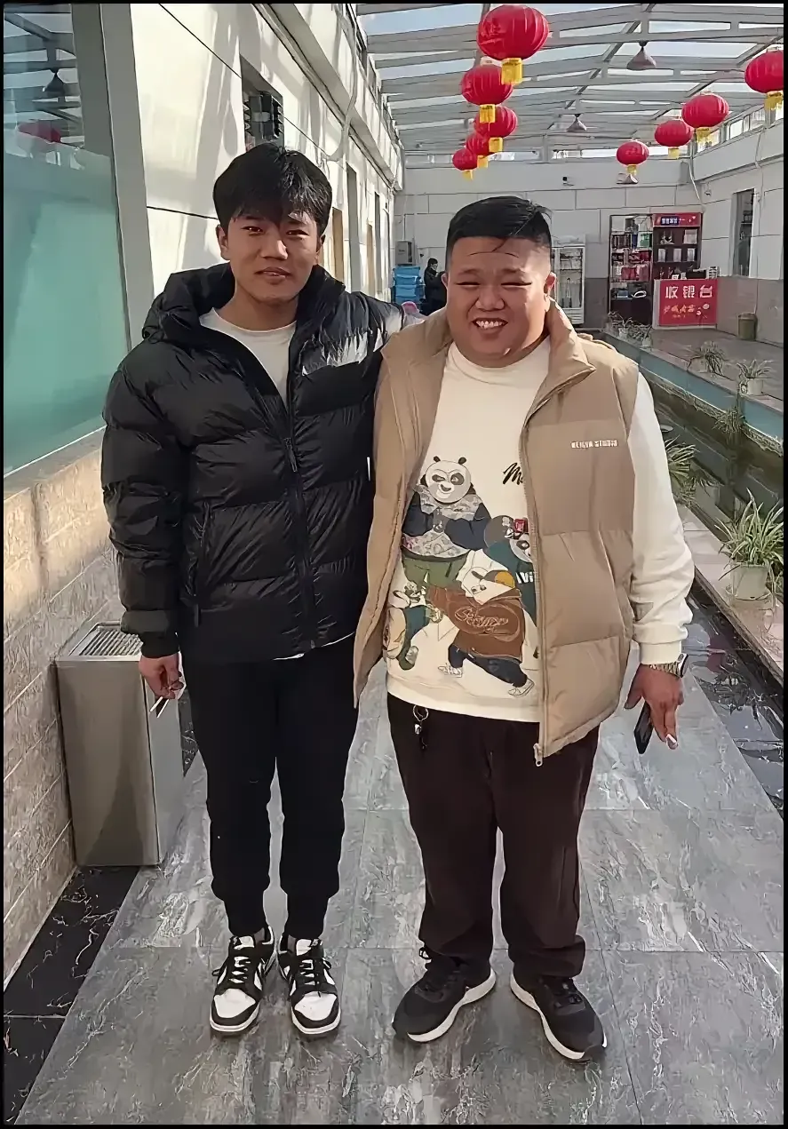 解清帅提车了，并不是网络上网友高呼的什么奔驰宝马路虎之类的一线豪车，而是国产的红
