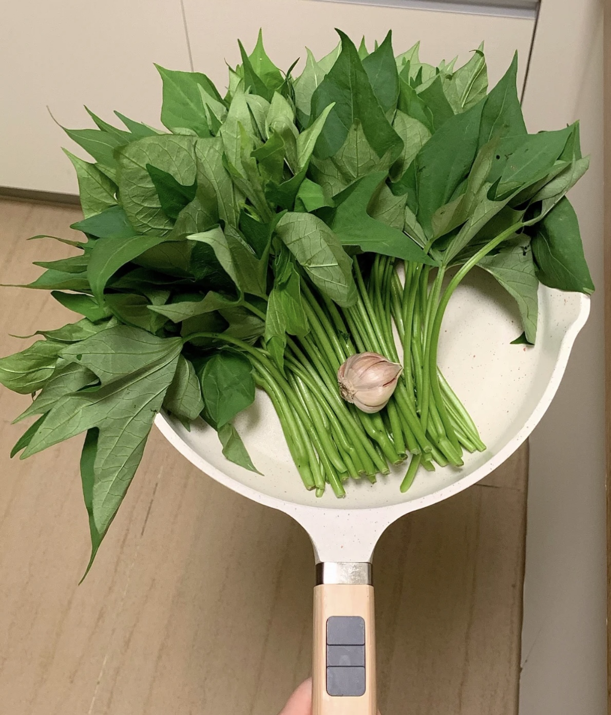 红薯叶怎么做好吃? 教你正确做法, 颜色翠绿不发黑, 好吃到停不下来!