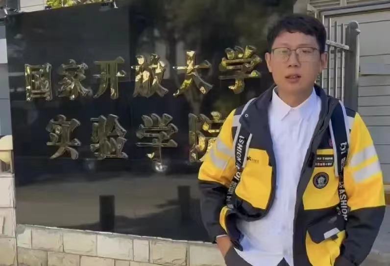 钱塘江桥上跳水救人的外卖小哥彭清林刚被国家开放大学录取去上大学后，今天又被浙江省