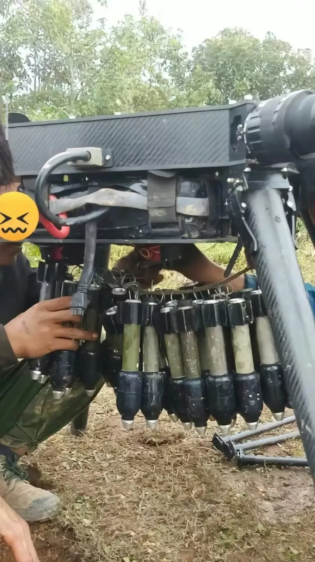 快看，垂直起降的战略轰炸机。

缅北民地武装的无人“战略轰炸机”，他们似乎搞了上