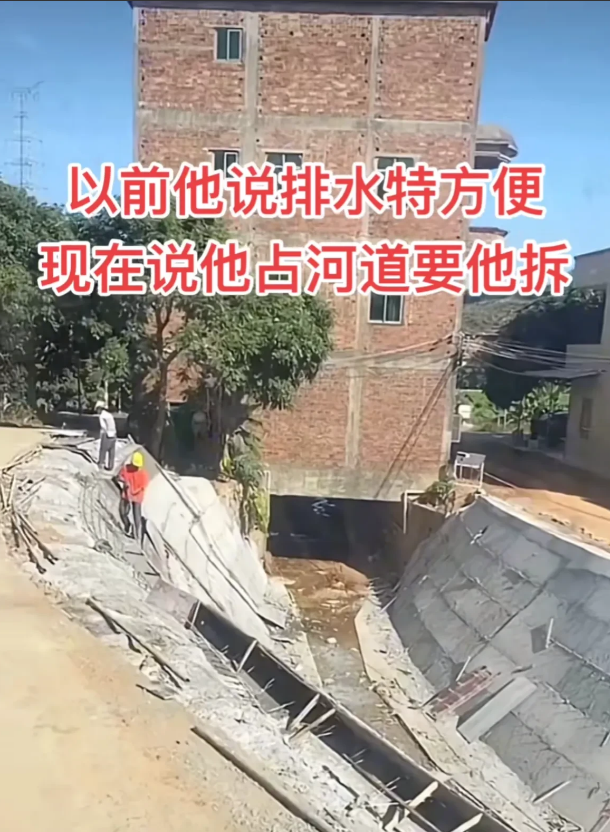 村里有户人家把房子直接盖在河道上，然后他家里连化粪池都省得做了，现在可好了，昨天