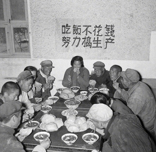 60年代的公社大食堂：吃饭不花钱，努力搞生产。