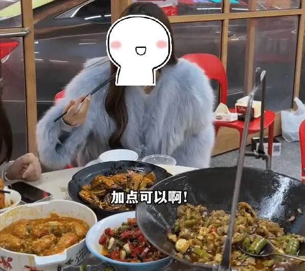 一场男女相亲，女方带了三个闺蜜，男方不满，女方解释是帮忙把关，男方不接受。男方认