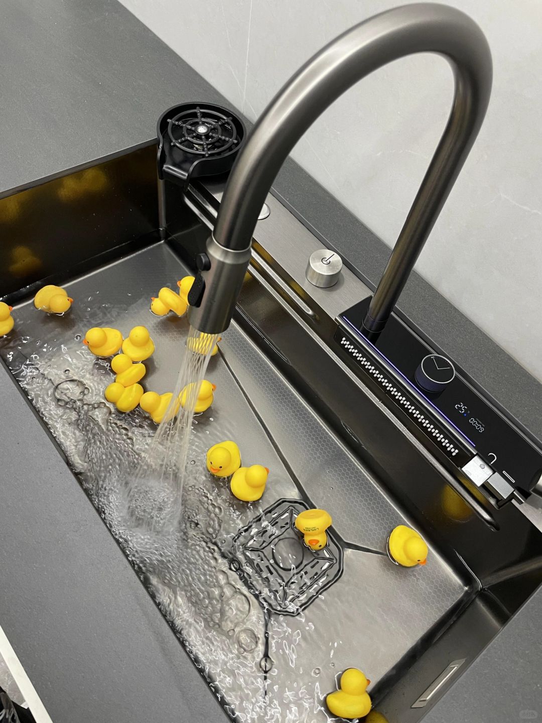 这个水槽太好用了，想找不洗碗的理由都
入手这款水槽之前，我家的旧水槽是双槽那种，