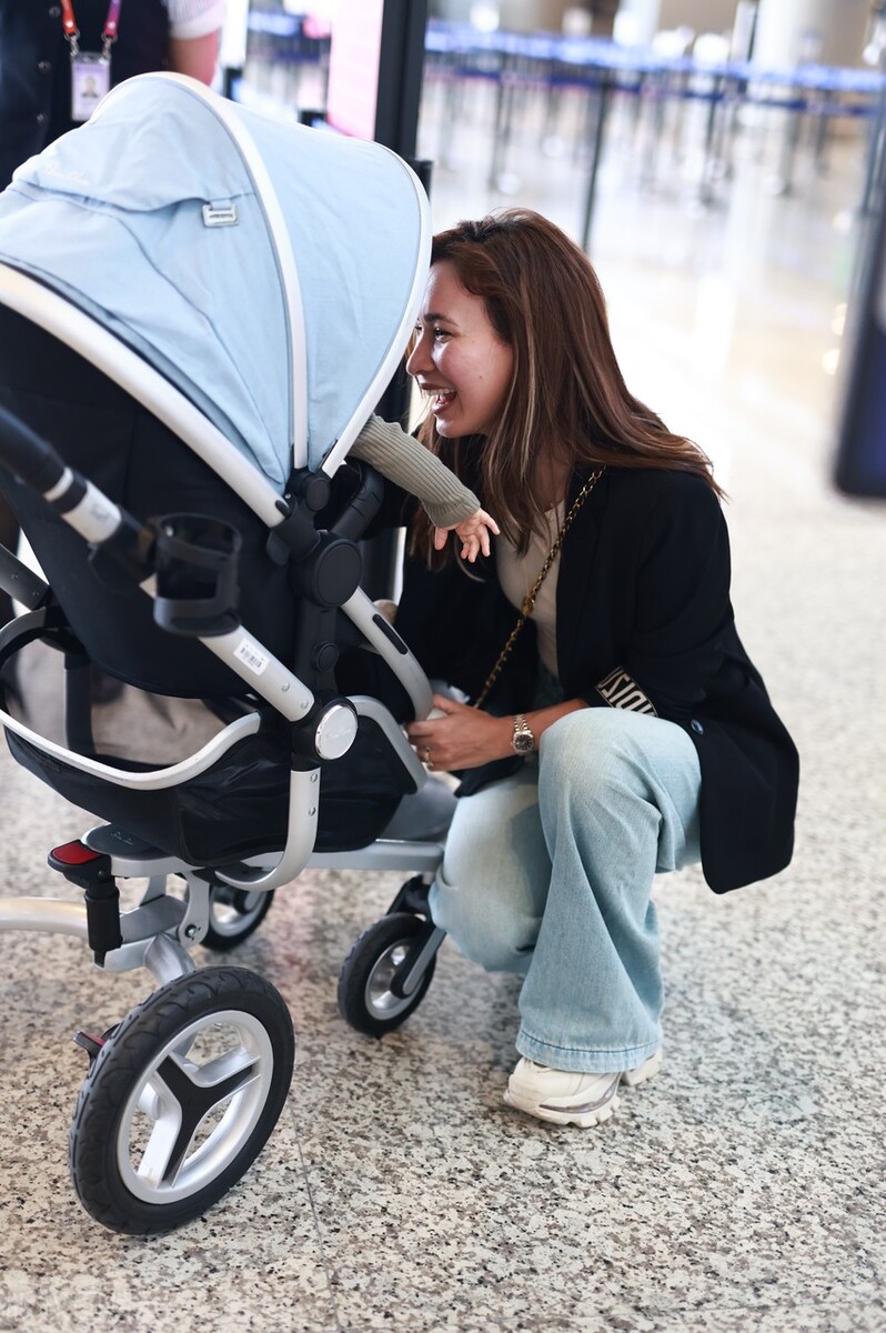 卢靖姗带女儿现身上海机场，是非风穿搭高雅随性，网友：女神！