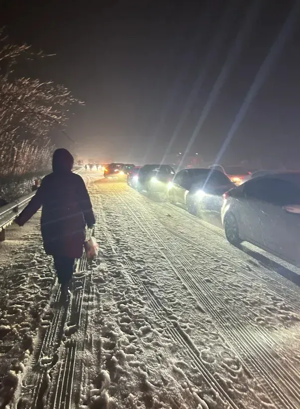 今年的大雪成了汽车界的照妖镜，很多新能源车主表示不启动车子也在掉电，启动了掉的更