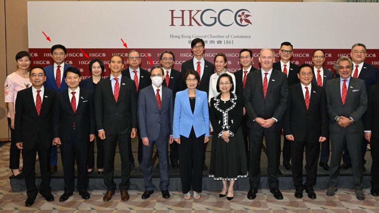 香港四大富豪家族聚会：C位李嘉诚长子，后排何超琼林建岳