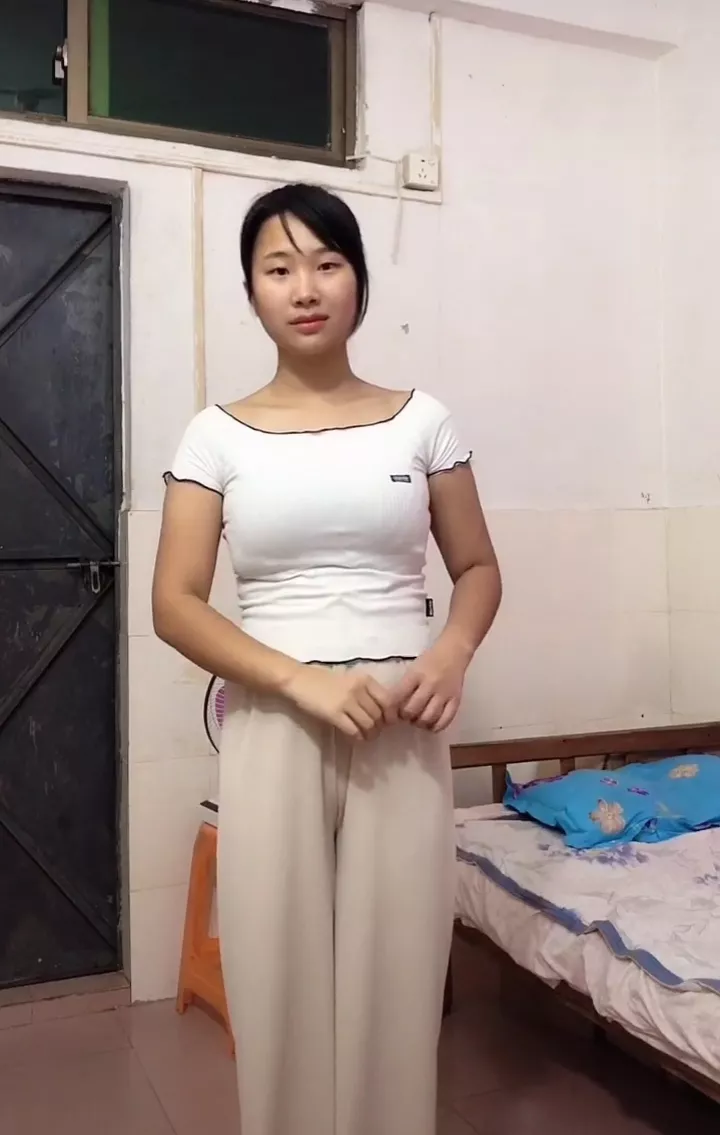 最近我认识了一个新女友，昨晚我决定带她去开房。但是，在结账的时候，她突然拦住我，