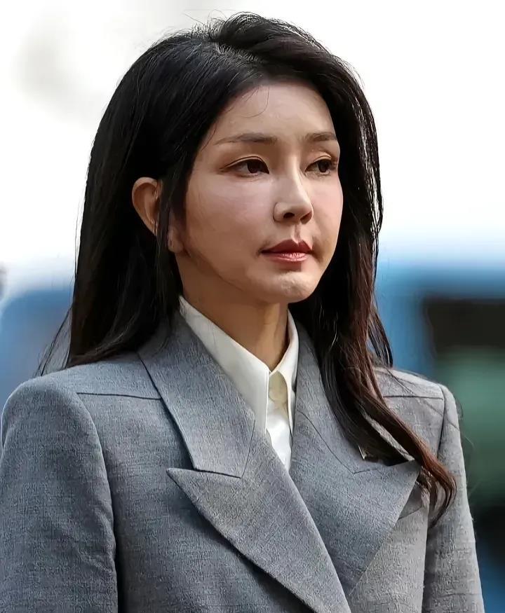 金建希在招待宴上的外貌，英国网友们的评论褒贬不一。有人认为，51岁的金建希看起来