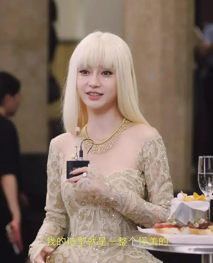 杨颖，他竭尽全力回来。看她精心打扮的样子，奇异而美丽。之前她走这条路的时候，看上