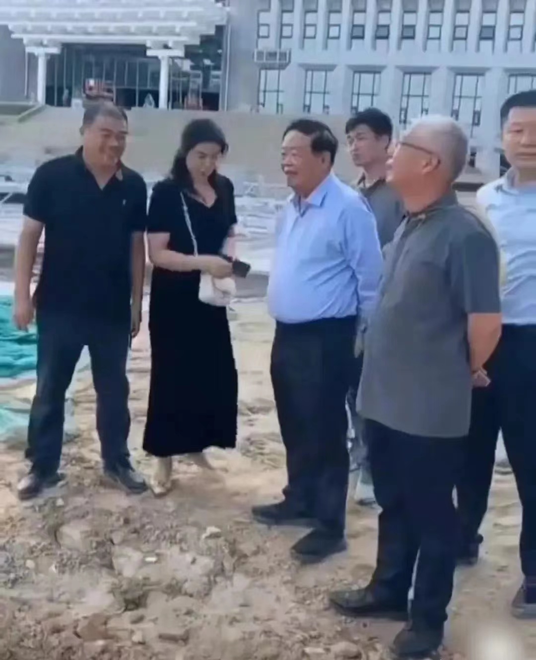 她并不感到尴尬，但其他人却感到尴尬。美女多次伸出手想要握曹德旺的手，但曹先生没有