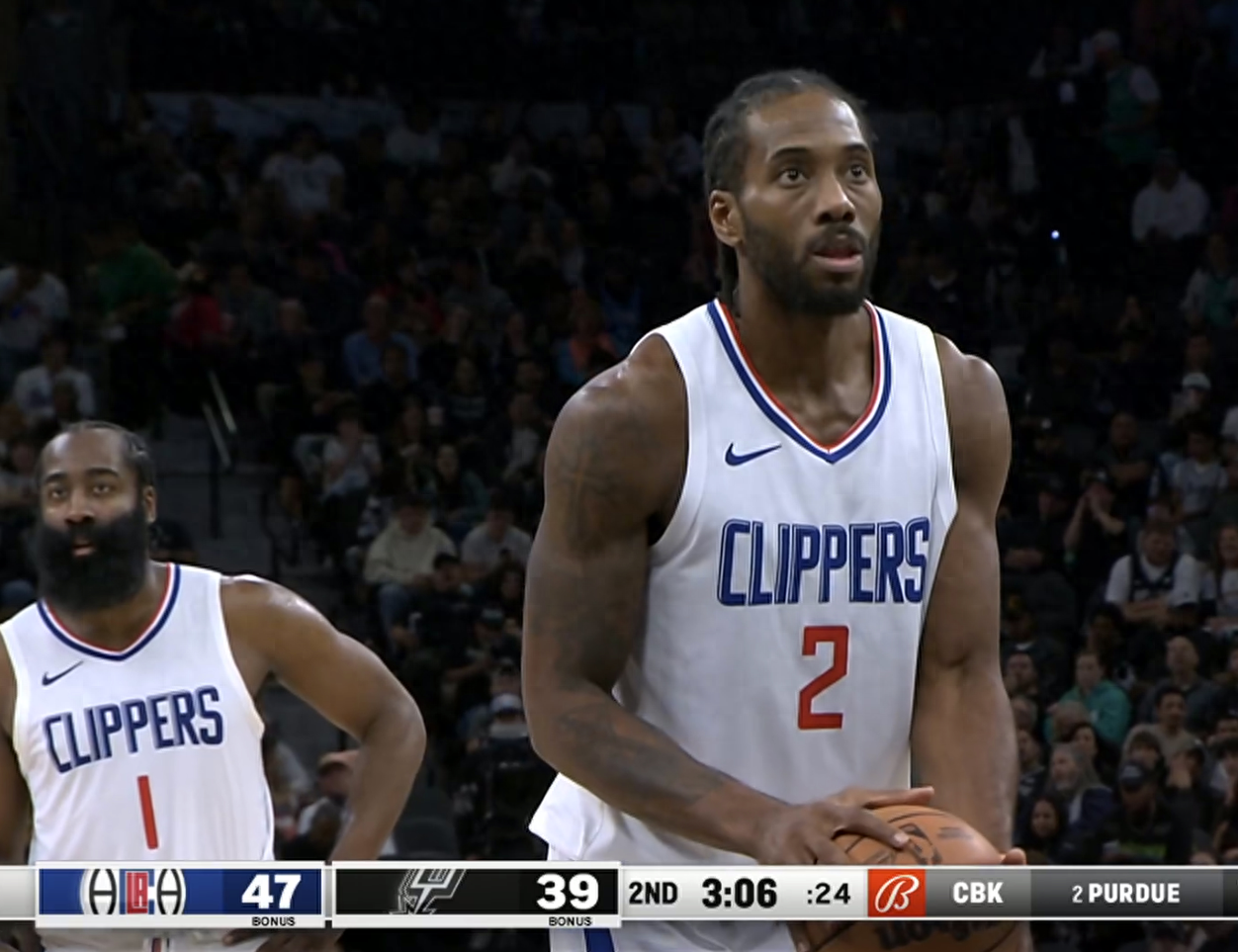 泪目！74岁波波维奇维护小卡，拿话筒怒斥马刺2万球迷：不许嘘他！


北京时间1