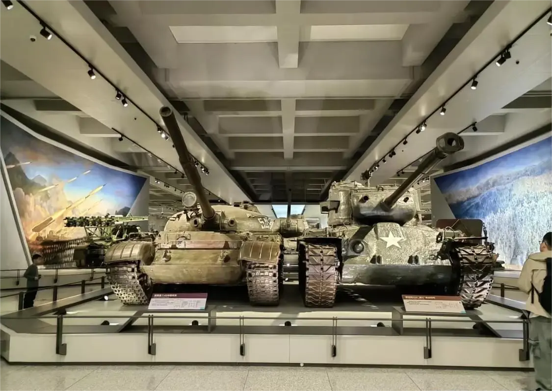 这是一副非常了不起的画面。

左边是苏联军队的T-62坦克，缴获自珍宝岛战役。右