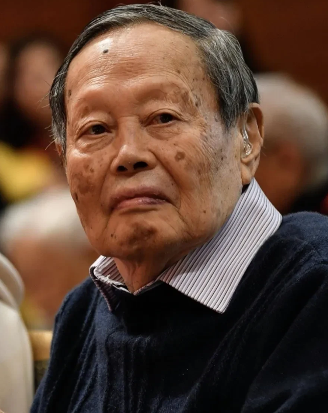 中科院院士杨振宁，节目中谈到杜致仁，眼泪欲要夺眶而出，平静了很长时间，颤抖的说: