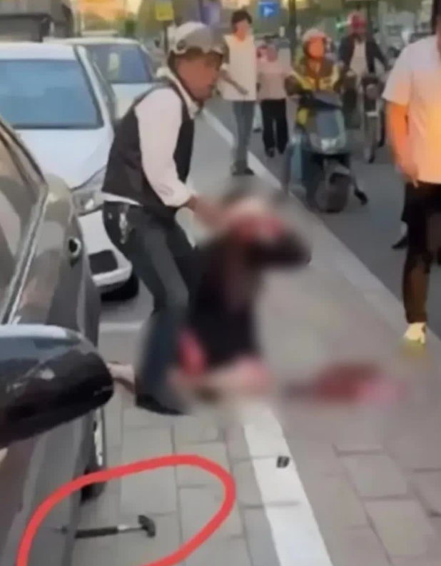 女律师被打的头破血流，她躺在病床上痛哭不已。据悉，购房者因购买了一套烂尾楼，拒绝