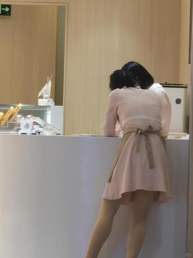 “好利来店员都要穿成这样吗”令网友破防：被挑拣的，何止是她？一位新手妈妈准备回归