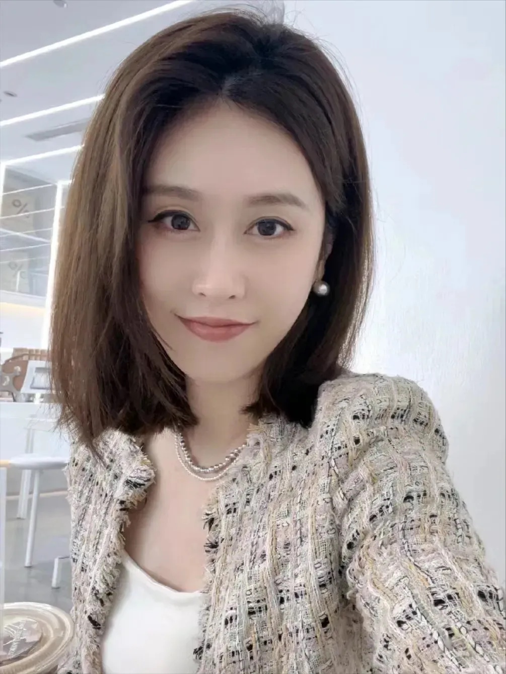 今天，我的丈夫出门跑滴滴了。早上7点出发，晚上8点半回来，除了中午回来吃饭半个小