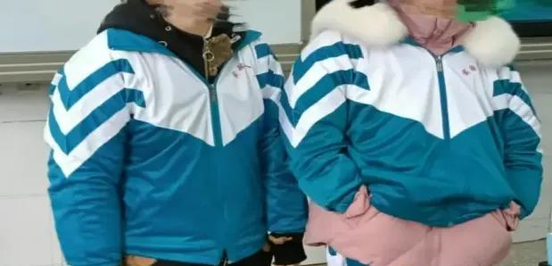 “天冷”两个字被谁吃了？
新闻说的是：多地明确天冷不要强制学生穿校服。而热搜变成