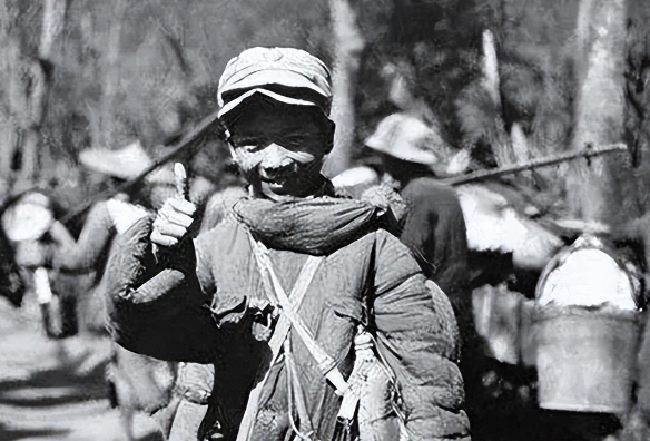 1936年，马家军要枪毙一个12岁的小红军。谁料，小红军竟然说：“你们用大刀砍死