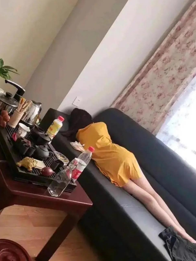 小姨子来家里住，可惜只能睡沙发了