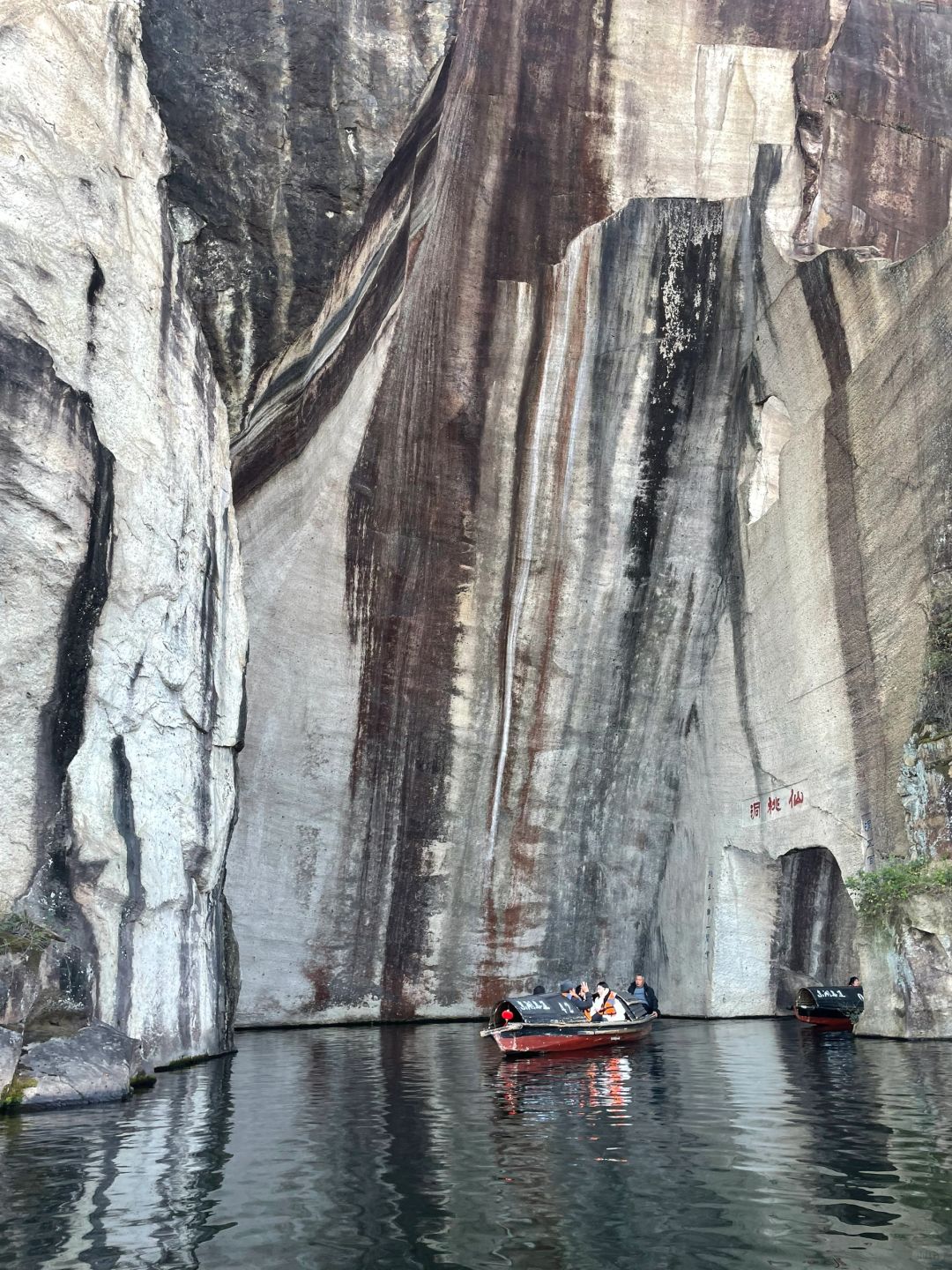 绍兴东湖｜旅游攻略｜乌篷船
开车去的，门口就有停车场，停了2个多小时10元。我们