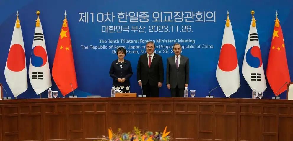 中国外交部长王毅、日本外务大臣上川阳子和韩国外交部长朴振在韩国釜山参加第十次中日