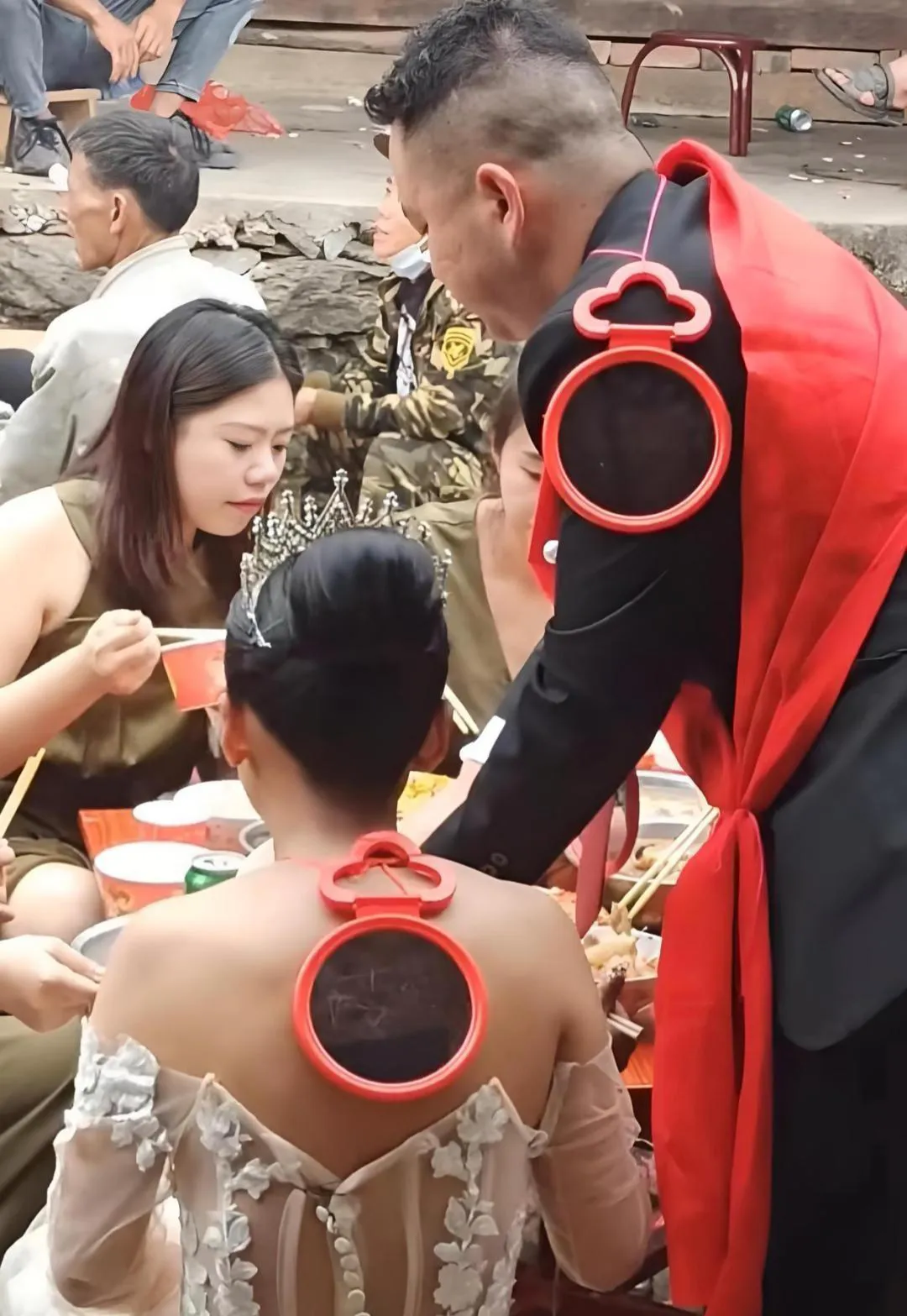 新人身上挂镜子是什么寓意？