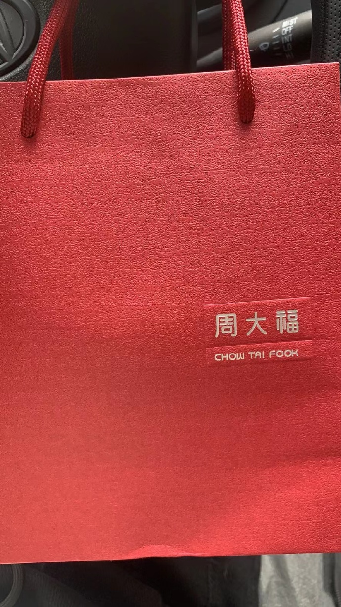 我朋友买过廉价手镯，我惊呆了！
还是他们会玩