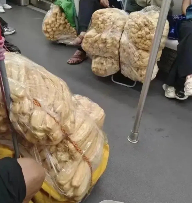 最近在地铁上看到一群“油条大军”，几个老人组团，每人拖着上百根油条回家。我实在好