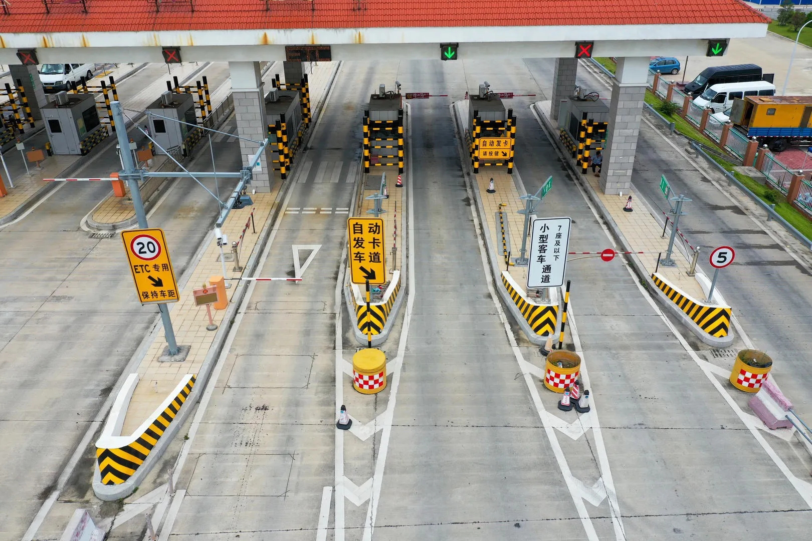 为了逃避高速费，现在的国道跑的很多大货车，国道两侧有很多村庄和城镇，大货车为了赶