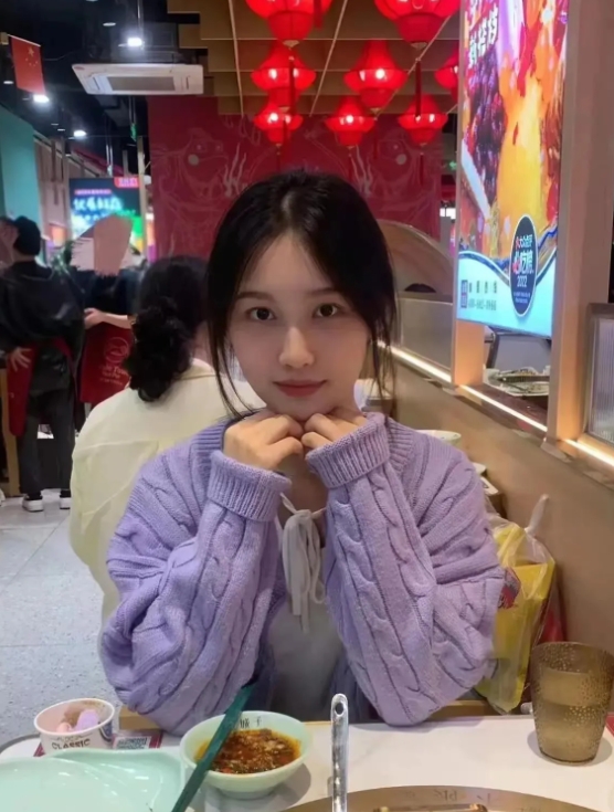 拍摄于2021年，那是我和男友的散伙饭。那一年大学毕业，我考上了家乡的公务员。我