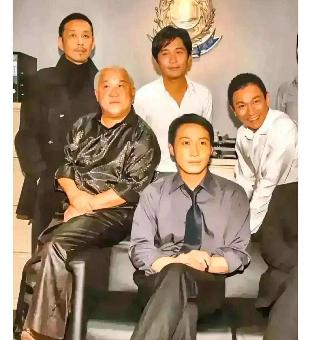 原来陈道明在香港也只是靠边站的角色。不少人看到陈道明在金鸡奖上被很多人捧着，甚至