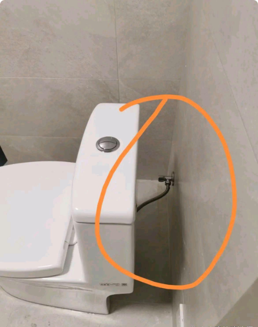 这装修装的，恨不得这房子都不要了！

下晚，安装马桶的师傅来了，动作很麻利，马桶