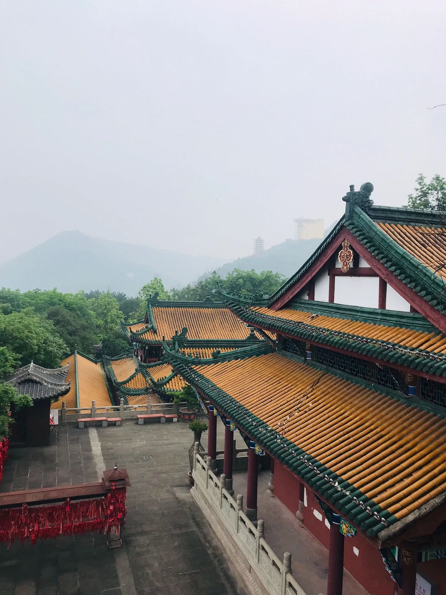 出发去丰都鬼城的高铁只为一口麻辣鸡