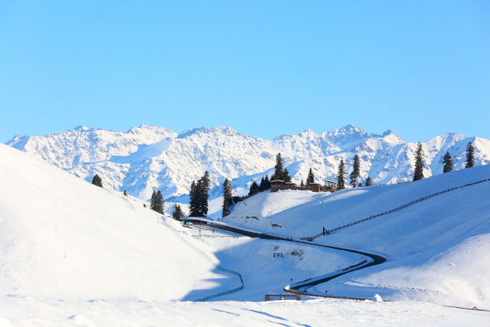 新疆那拉提旅游风景区
营业时间：10:30—18:30
娱雪区:雪地坦克、儿童版