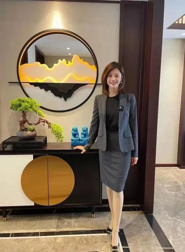 单位空降一位女领导，趾高气扬，每天穿着同样的一身衣服，大家在背后议论纷纷。昨天，