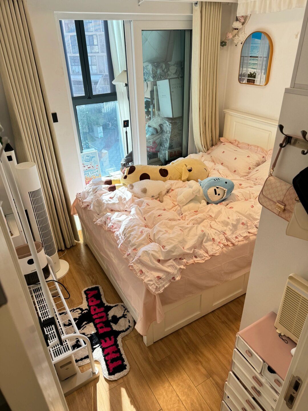 26岁不结婚，一个人住一室一厅太爽了！！！！
今天把四件套换成了粉色草莓样式的
